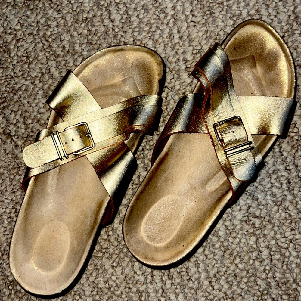 Woman’s Gold & White Platform Sandals SIZE: 8